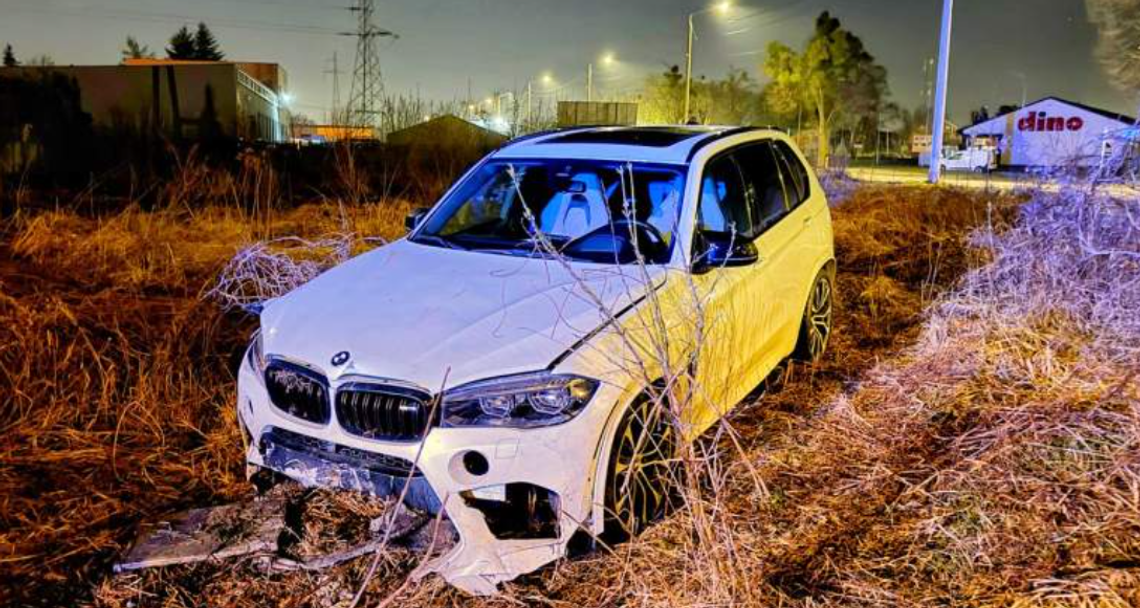 BMW przeleciało przez rondo i staranowało ogrodzenie. Policja szuka kierowcy BMW przeleciało przez rondo i staranowało ogrodzenie. Policja szuka kierowcy
