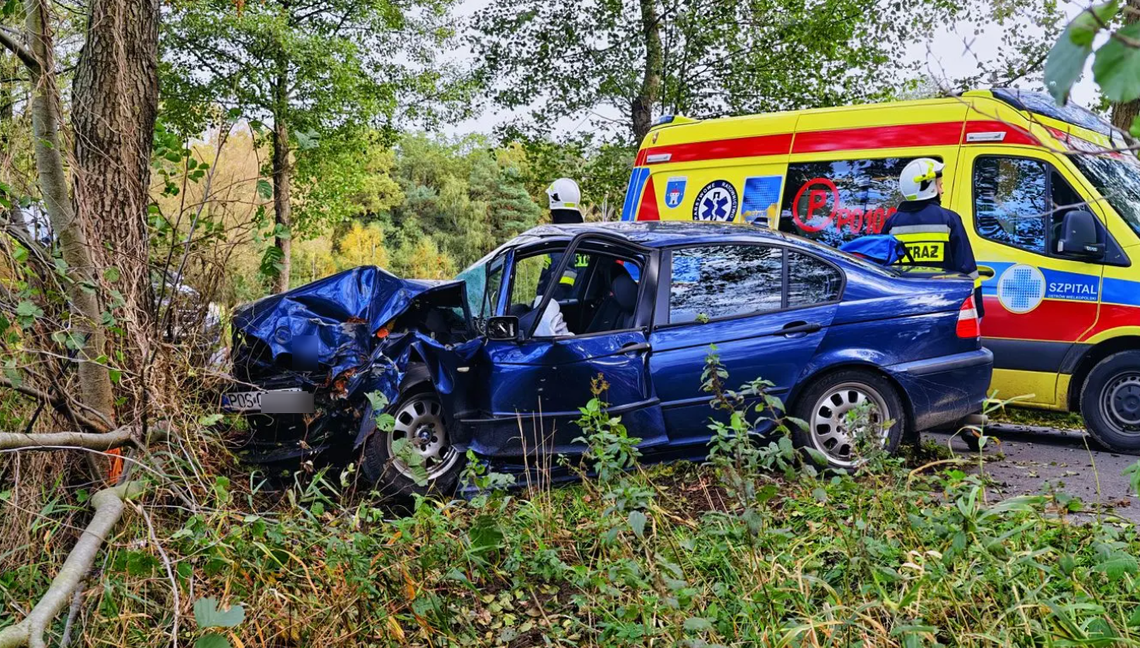 BMW roztrzaskało się na drzewie. Wśród poszkodowanych dziecko