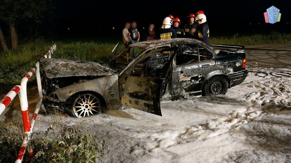 BMW spłonęło na drodze ZDJĘCIA