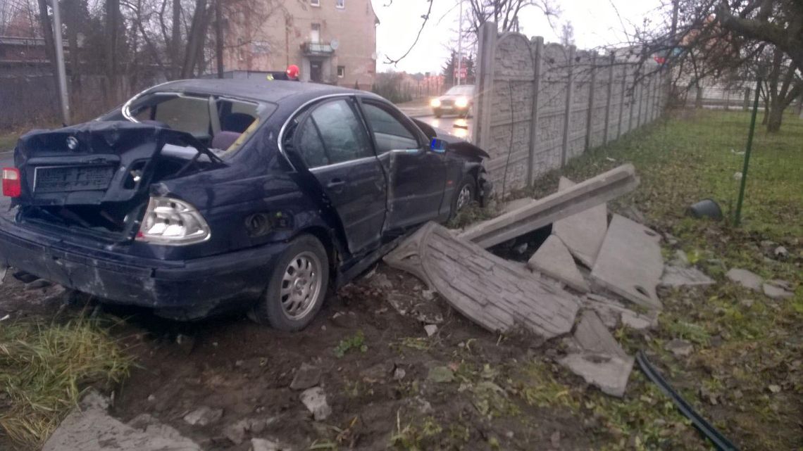 Bmw staranowało betonowe ogrodzenie ZDJĘCIA