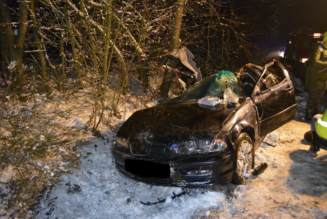 BMW uderzyło w drzewo. Nie żyją dwie osoby ZDJĘCIA