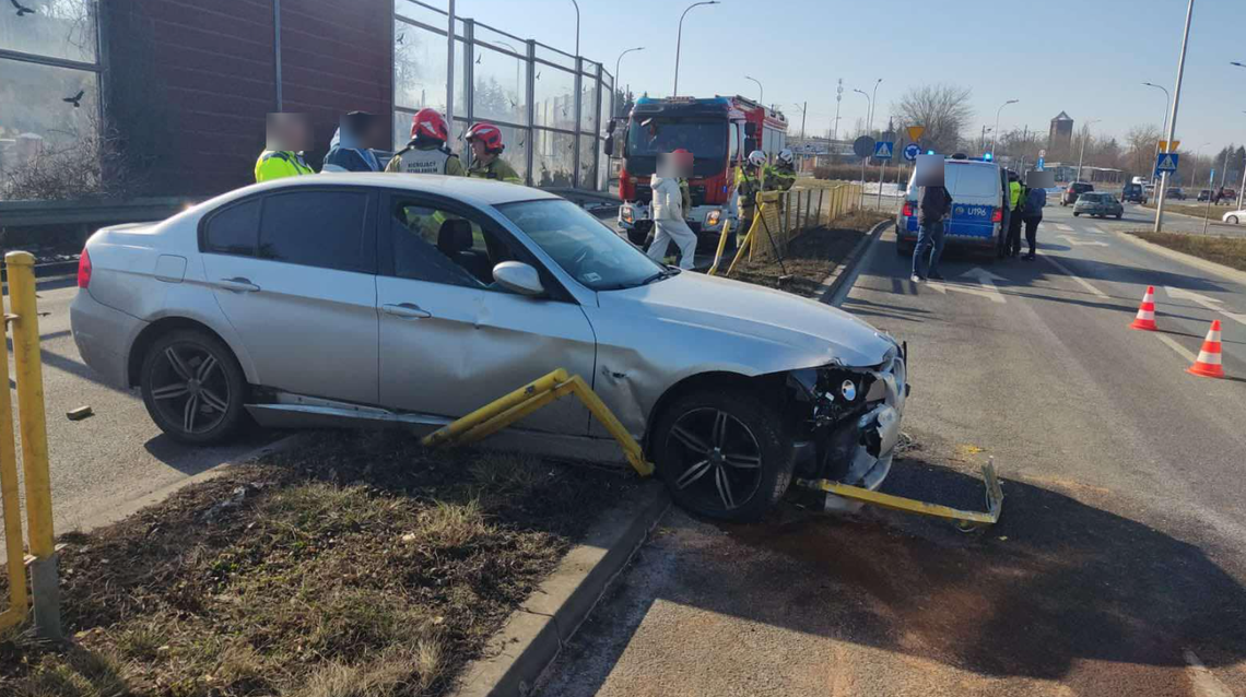 BMW w barierkach. Młoda kobieta wpadła w poślizg