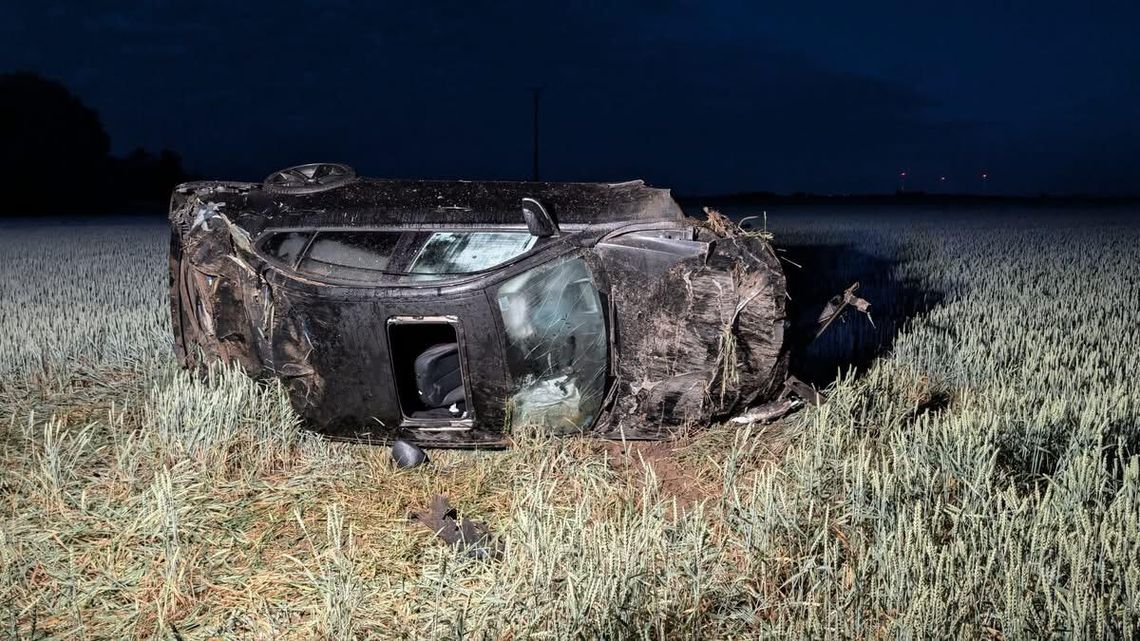 BMW "wylądowało" w polu. W środku piątka młodych ludzi ZDJĘCIA