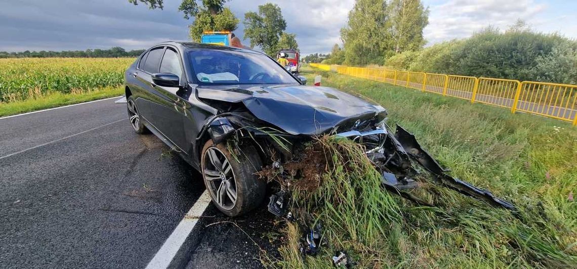 BMW z trójką pasażerów w rowie. Wszyscy byli pijani