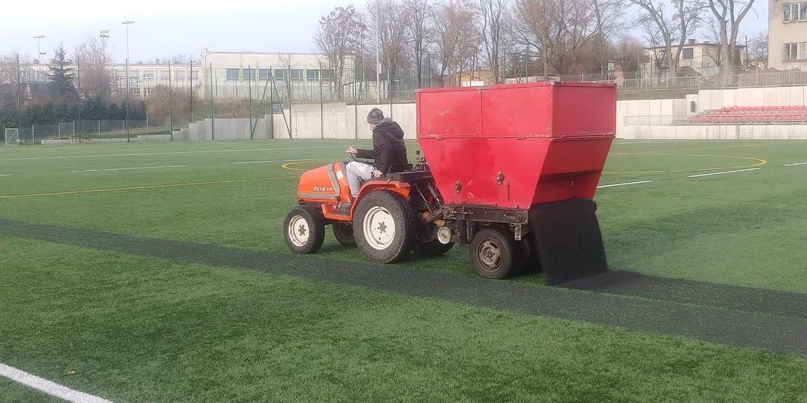 Boiska z zadbaną nawierzchnią. OSRiR zakupił nowy sprzęt do pielęgnacji infrastruktury sportowej ZDJĘCIA