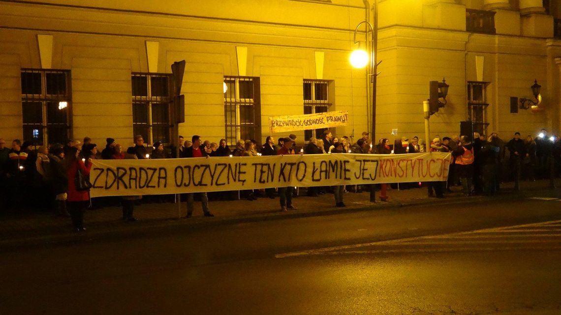 „Boję się, co oni znowu wymyślili?” Kolejny protest w obronie demokracji ZDJĘCIA