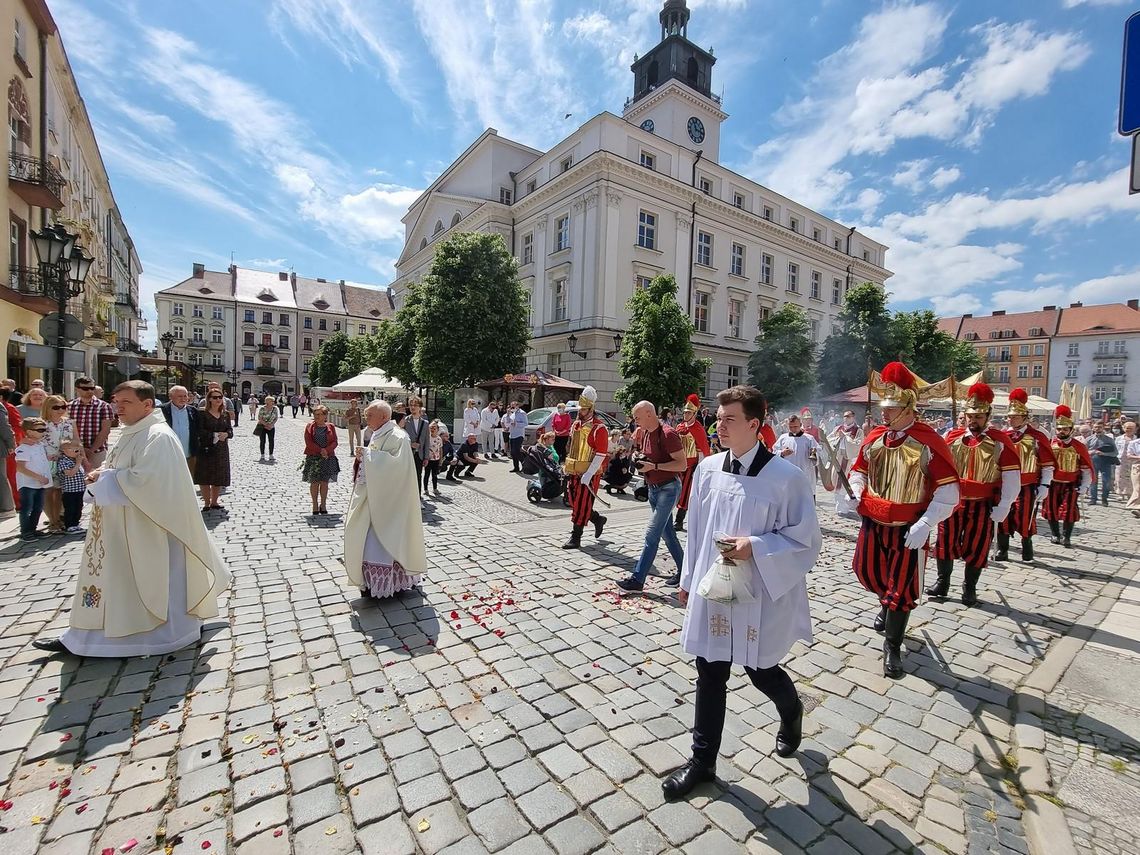 Boże Ciało w Kaliszu. Tłumy wiernych w Śródmieściu ZDJĘCIA