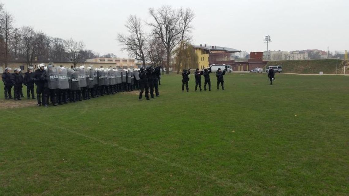 Broń, tarcze, kaski - na wypadek „zadymy” ZDJĘCIA