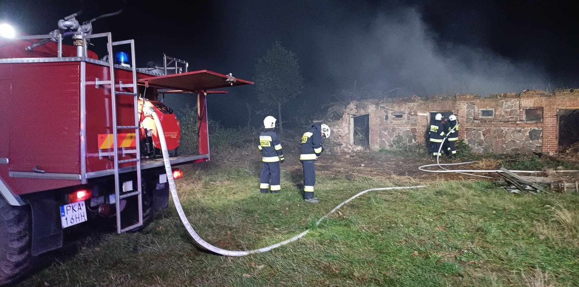 Budynek gospodarczy stanął w ogniu. Akcja gaśnicza w gminie Blizanów