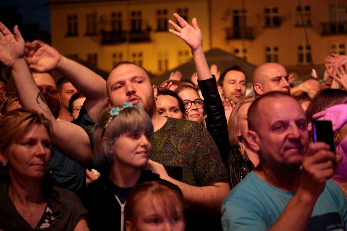 Burza, deszcz, pioruny i charyzmatyczna Kayah na scenie ZDJĘCIA