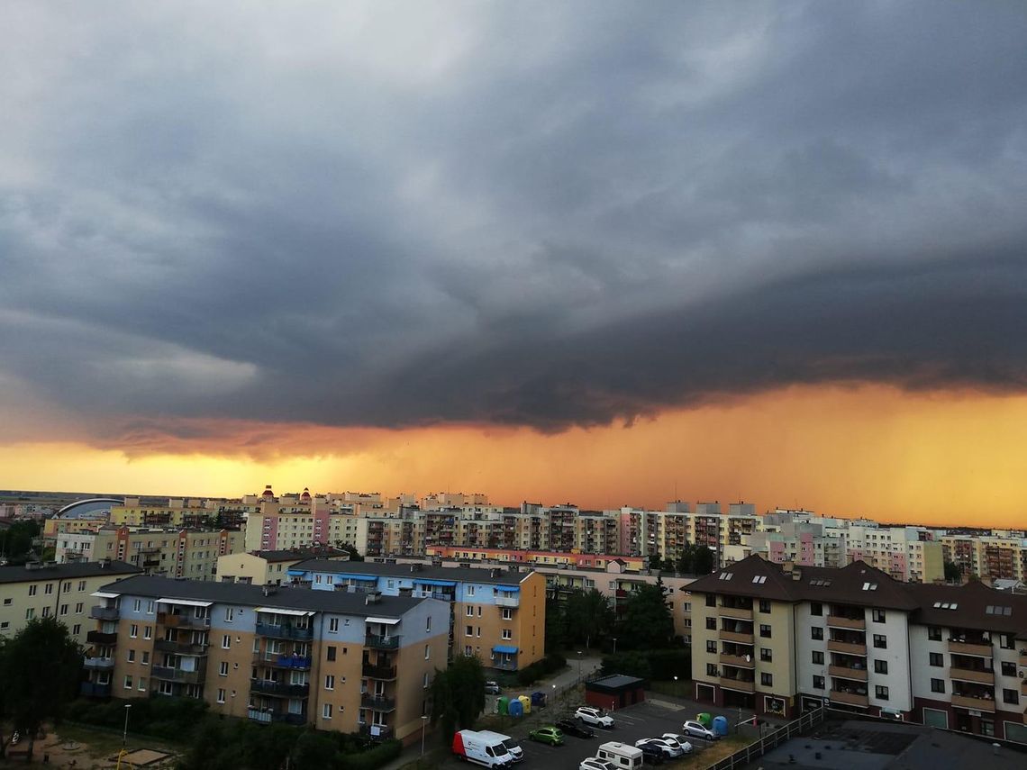 Burzowe niebo nad Kaliszem w Waszych obiektywach ZDJĘCIA