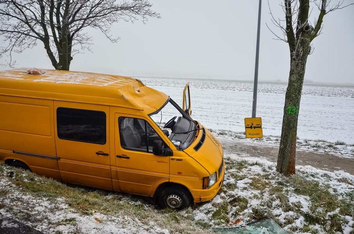 Bus dachował na krajówce ZDJĘCIA