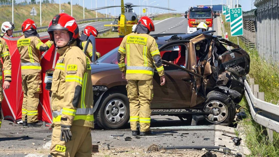 Bus uderzył w auto stojące na pasie awaryjnym. Nie żyje mężczyzna Bus uderzył w auto stojące na pasie awaryjnym. Nie żyje mężczyzna