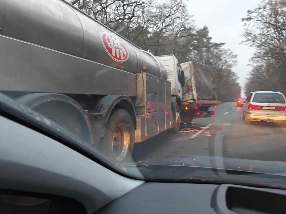 Bus vs. ciężarówka. Poranna akcja służb na Starożytnej