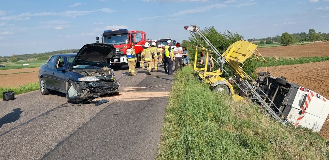 Bus dachował, opel roztrzaskany. Zderzenie w Popówku ZDJĘCIA