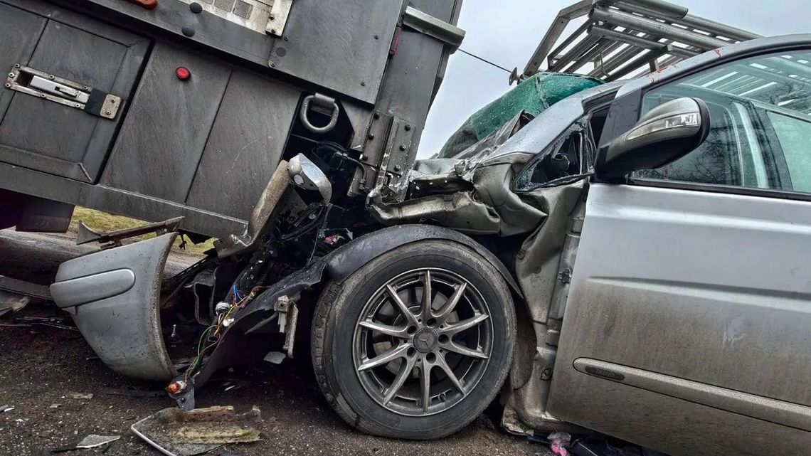 Bus wjechał w naczepę TIRa. Zablokowana krajówka!
