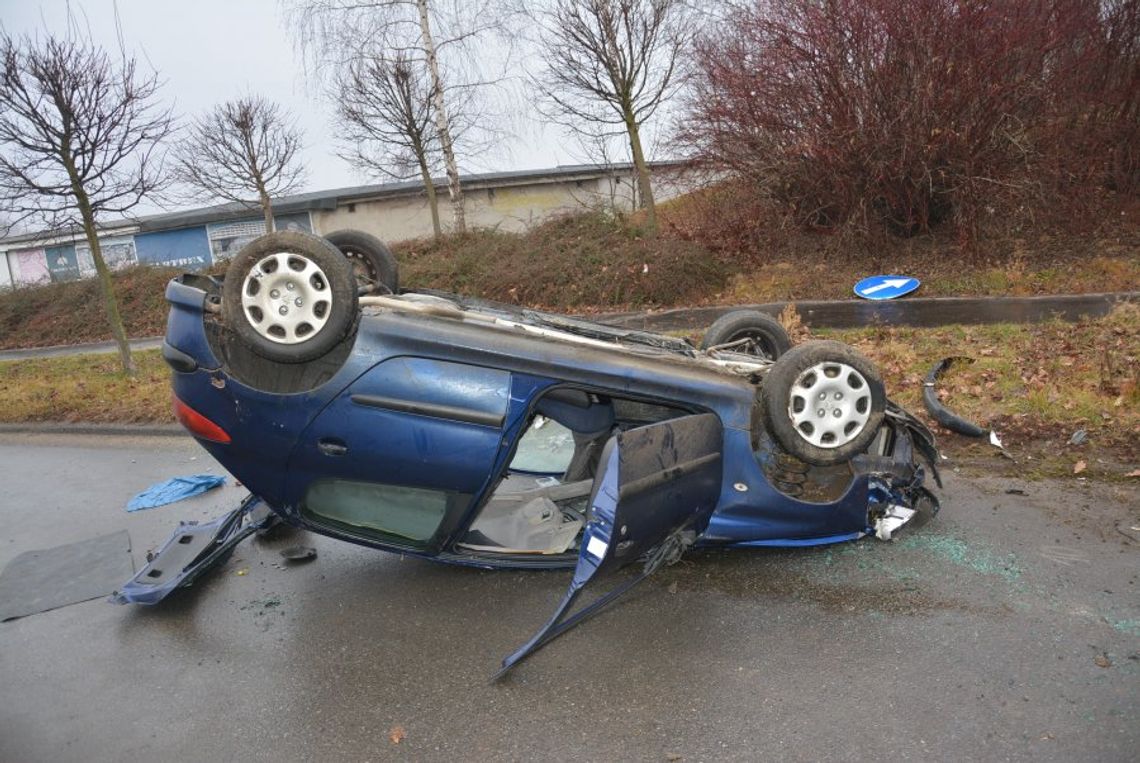 Był pijany, stracił panowanie i dachował. 32-latek w szpitalu