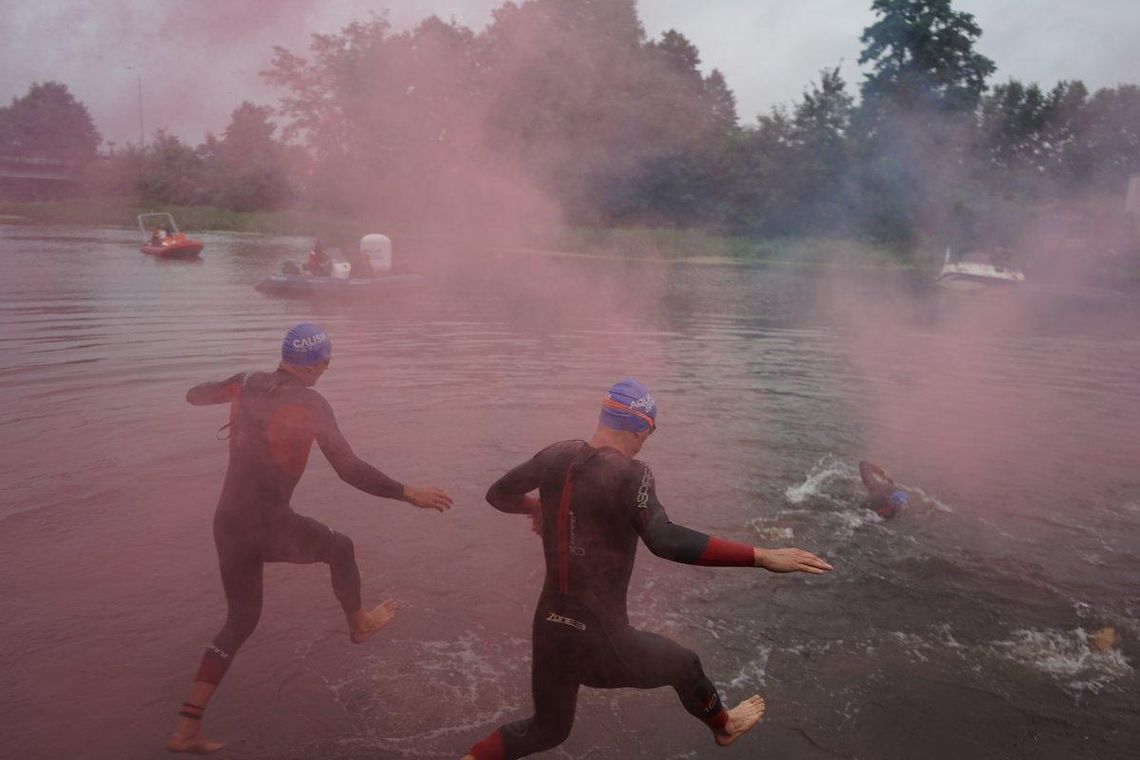 Calisia Triathlon 2020. Kilkuset zawodników w deszczu i w pocie czoła ZDJĘCIA