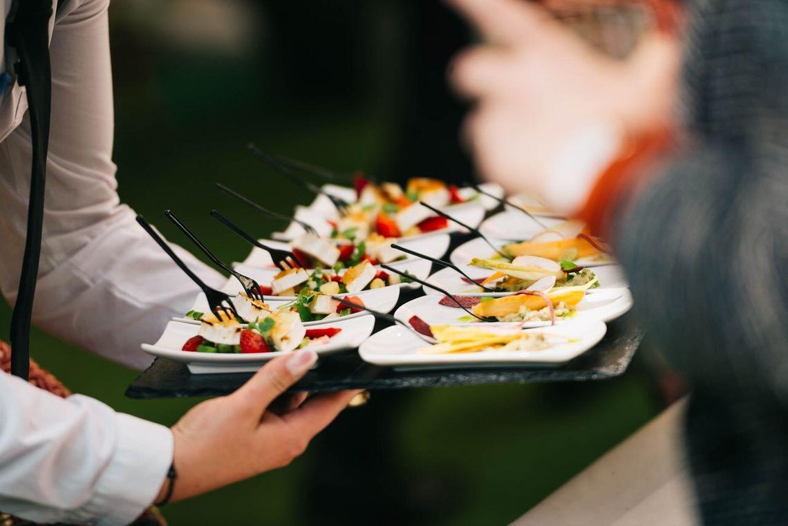 Catering na imprezę — jak ograniczyć stres związany z przygotowaniami i cieszyć się każdą chwilą? Catering na imprezę — jak ograniczyć stres związany z przygotowaniami i cieszyć się każdą chwilą?