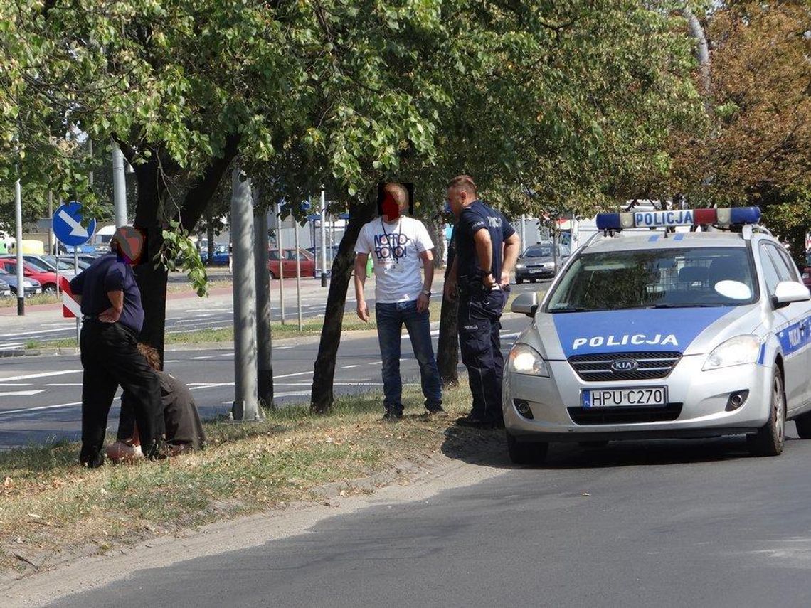 Chciał nago paradować po jezdni. Powstrzymali go przechodnie ZDJĘCIA I FILM