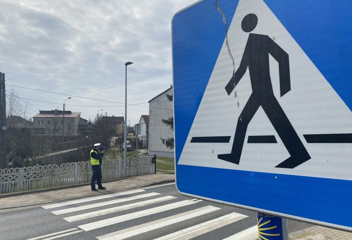 Chciał przepuścić pieszego. Wjechało w niego inne auto, a pieszy się przewrócił