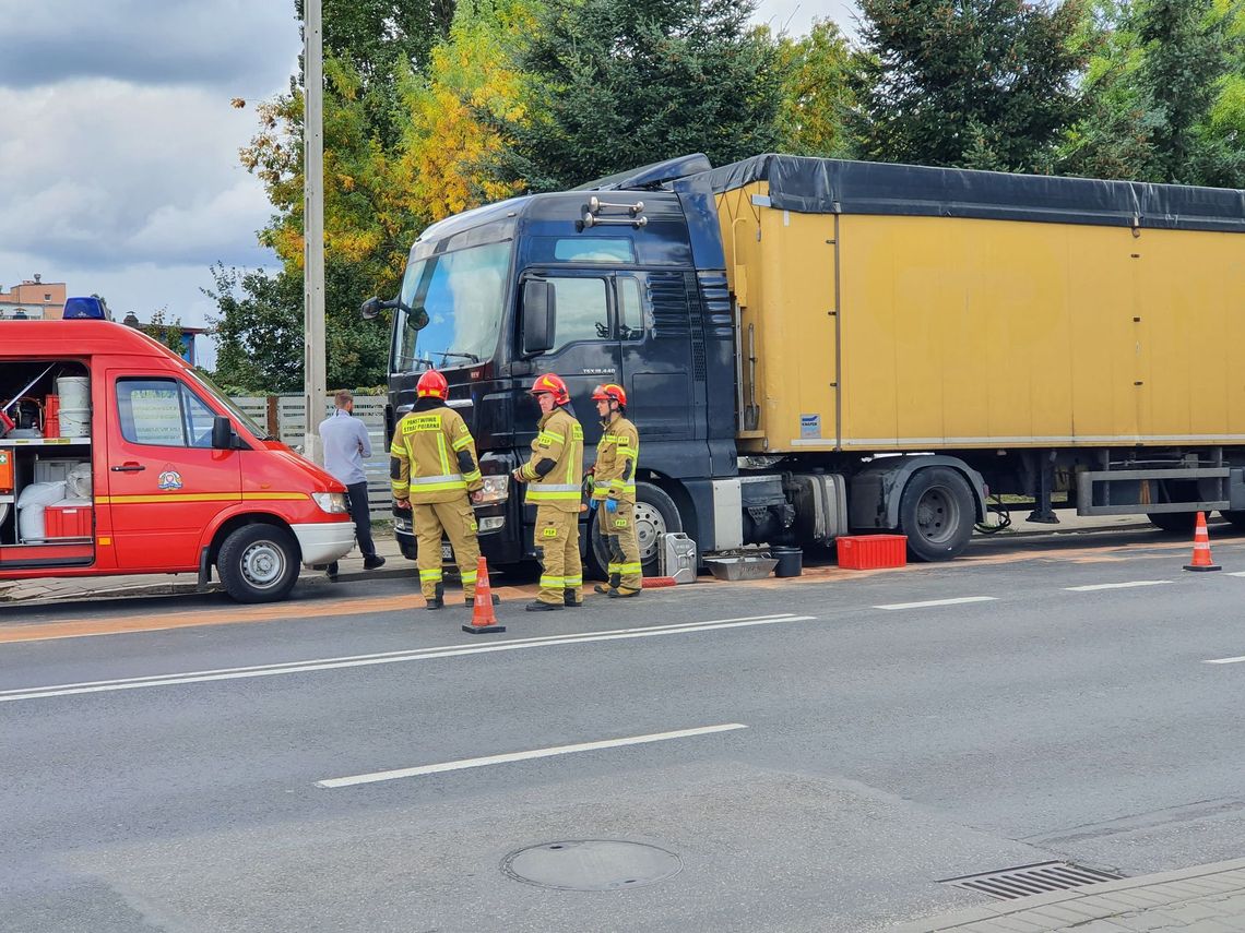 Chciał zmienić pas ruchu i zderzył się z dwoma pojazdami. Jedna osoba w szpitalu