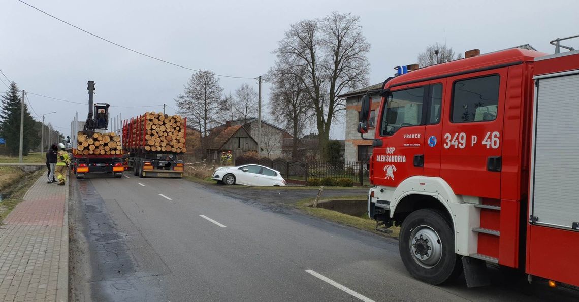 Chciała skręcić w lewo i wymusiła pierwszeństwo. Zderzenie osobówki z ciężarówką