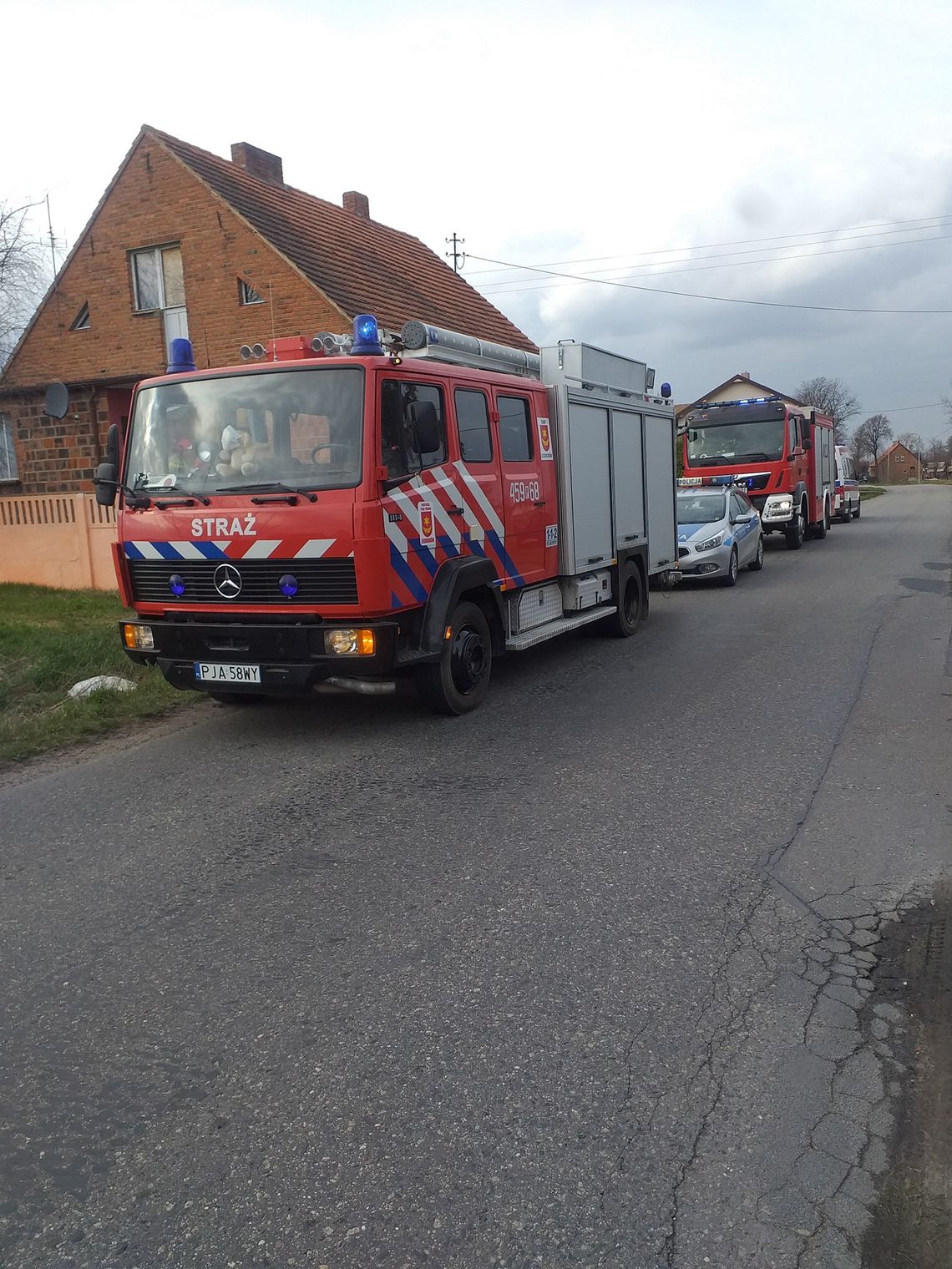 Chleb na płocie wzbudził podejrzenia sąsiadki. Ujawniła rodzinną tragedię