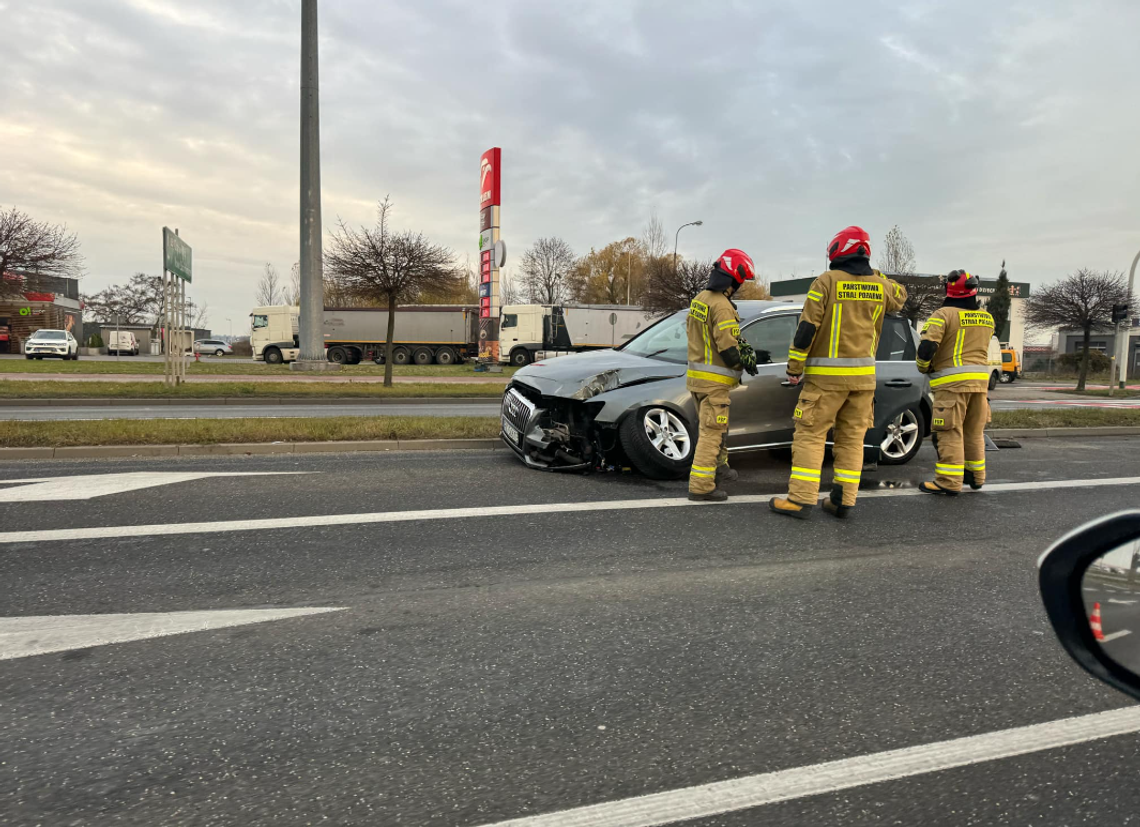 Chwila nieuwagi? ,,Skasował'' sygnalizację i znak