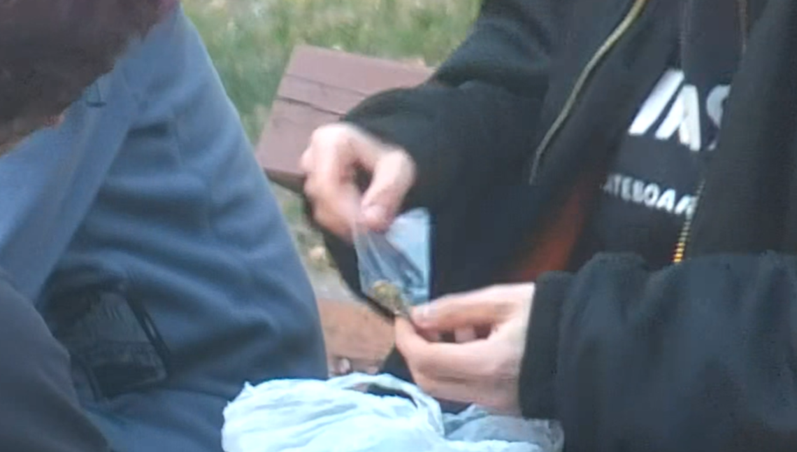 Chwila „relaksu” z marihuaną. Nastolatkowie ujęci na kaliskim skwerze