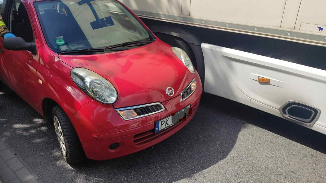Chwile grozy na alei Wojska Polskiego! Nagle ciężarówka zaczęła spychać Micrę