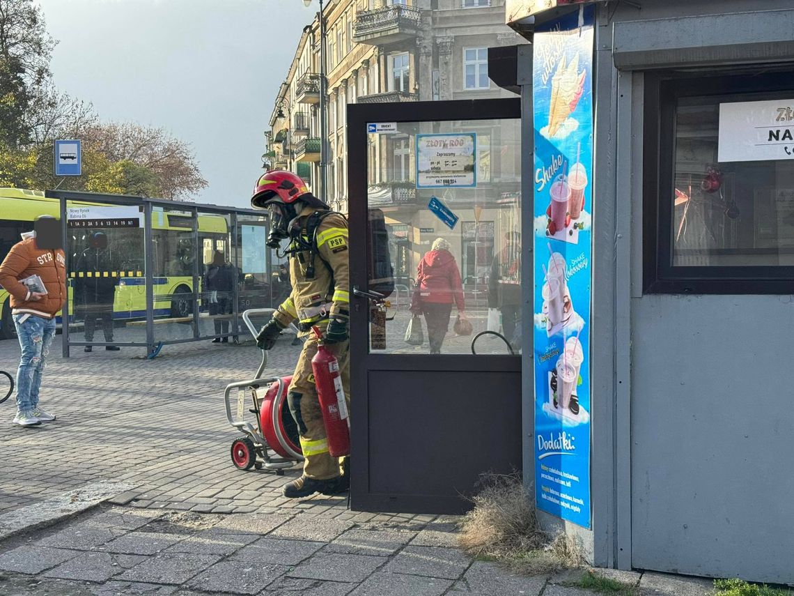 Chwile grozy na targowisku. Pożar w budce Admatu ZDJĘCIA