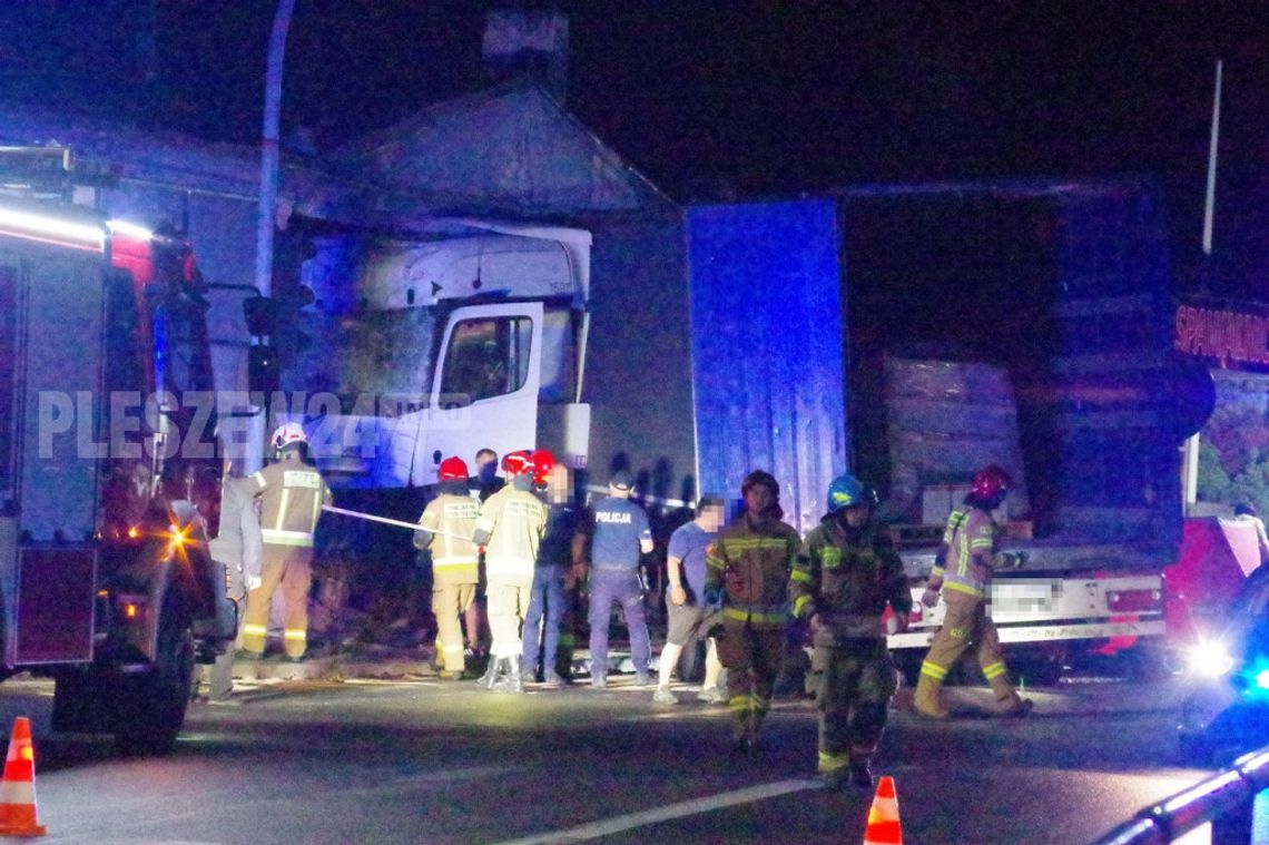 Ciężarówką w przydrożny bar. Nocny, śmiertelny wypadek Ciężarówką w przydrożny bar. Nocny, śmiertelny wypadek