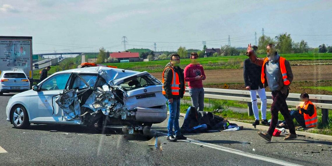 Ciężarówka wjechała w osobówkę. Jedna osoba trafiła do szpitala!