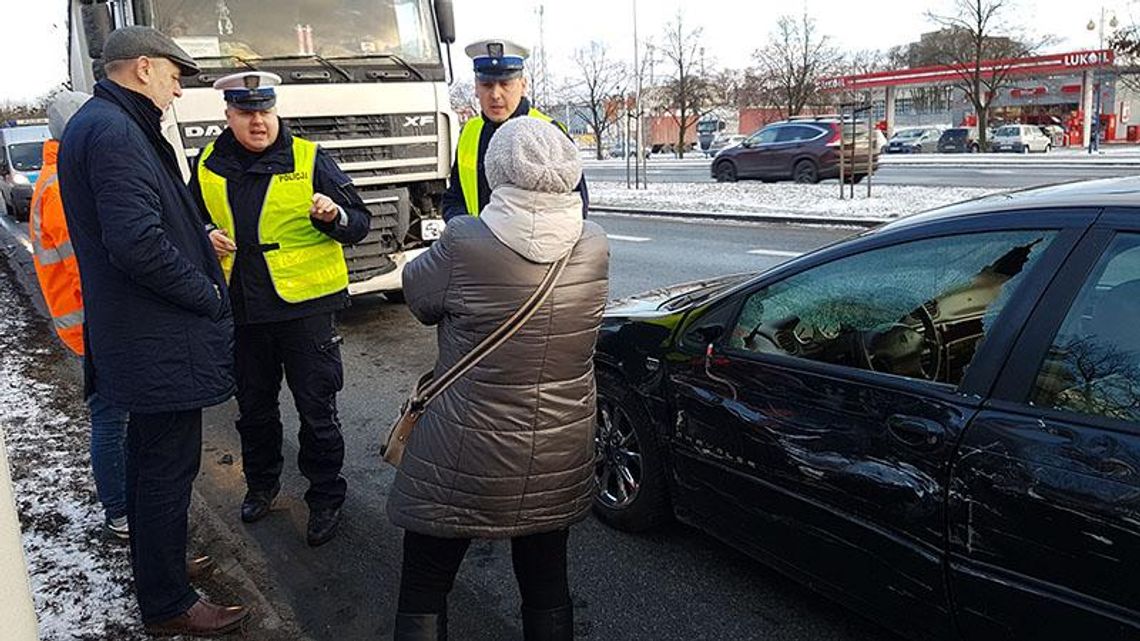 Ciężarówka uderzyła w auto kaliskiego posła ZDJĘCIA