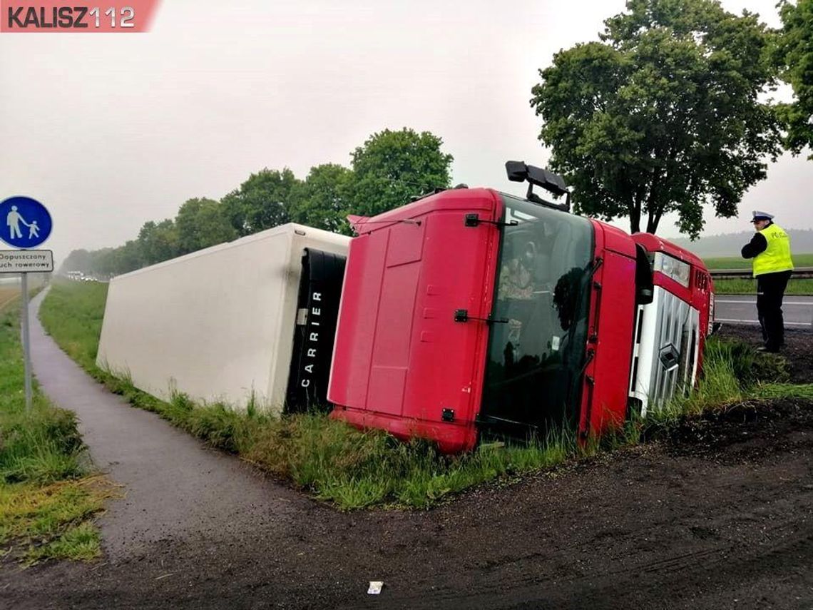 Ciężarówka w rowie ZDJĘCIA