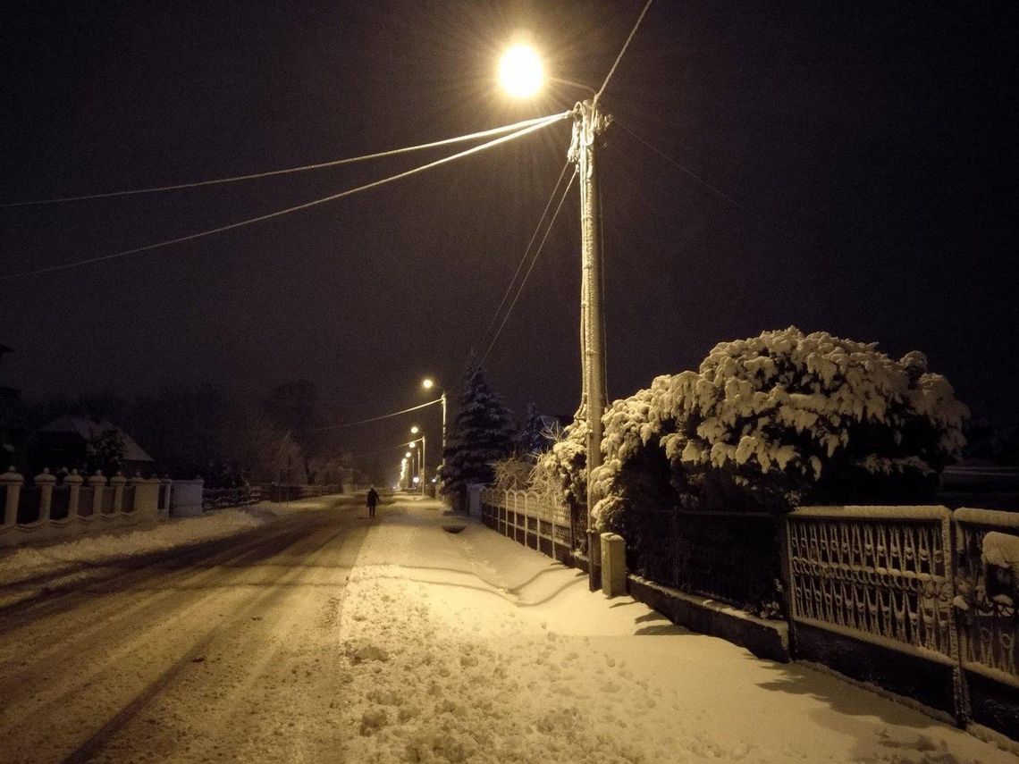 Ciężki śnieg przykrył Kalisz. Trudne warunki jazdy ZDJĘCIA