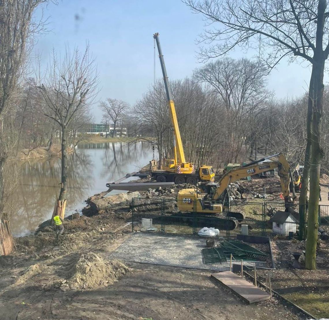 Ciężki sprzęt nad rzeką. Duże zmiany na tym odcinku