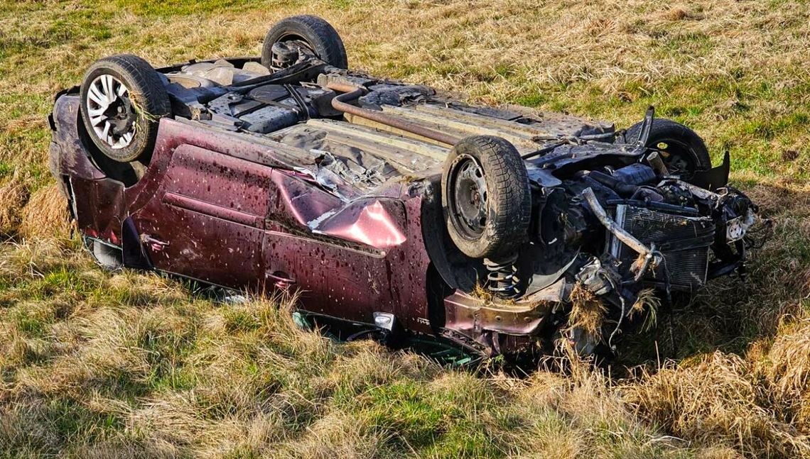 Citroen wypadł z drogi i zatrzymał się na dachu ZDJĘCIA