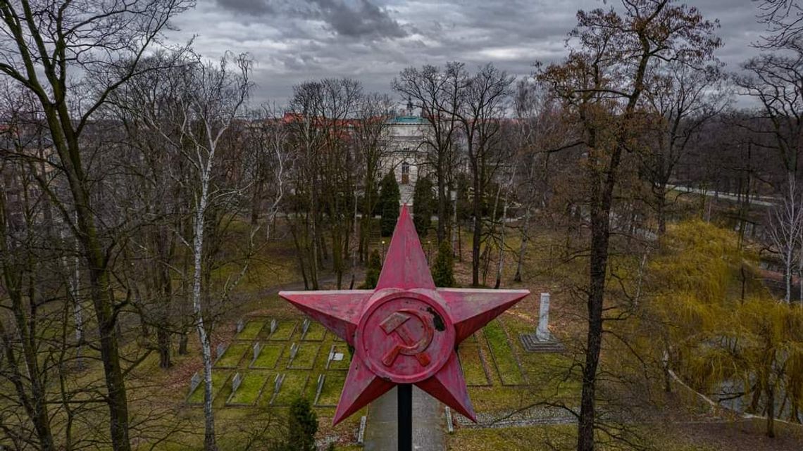 Cmentarz Żołnierzy Radzieckich. Przenieść czy zostawić?