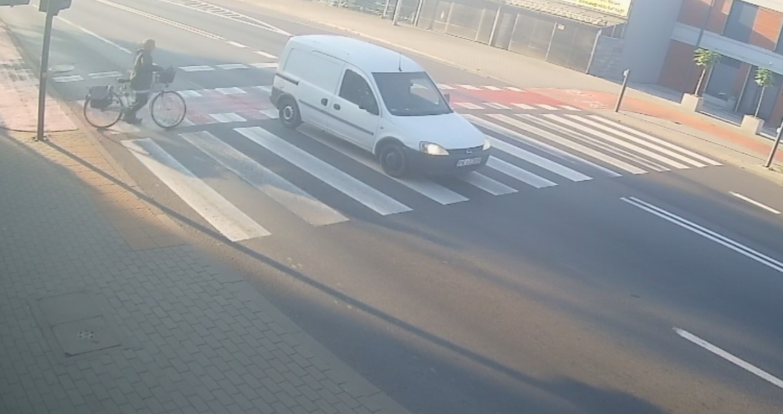 Cofając potrącił pieszą i odjechał. Policja publikuje zdjęcie auta