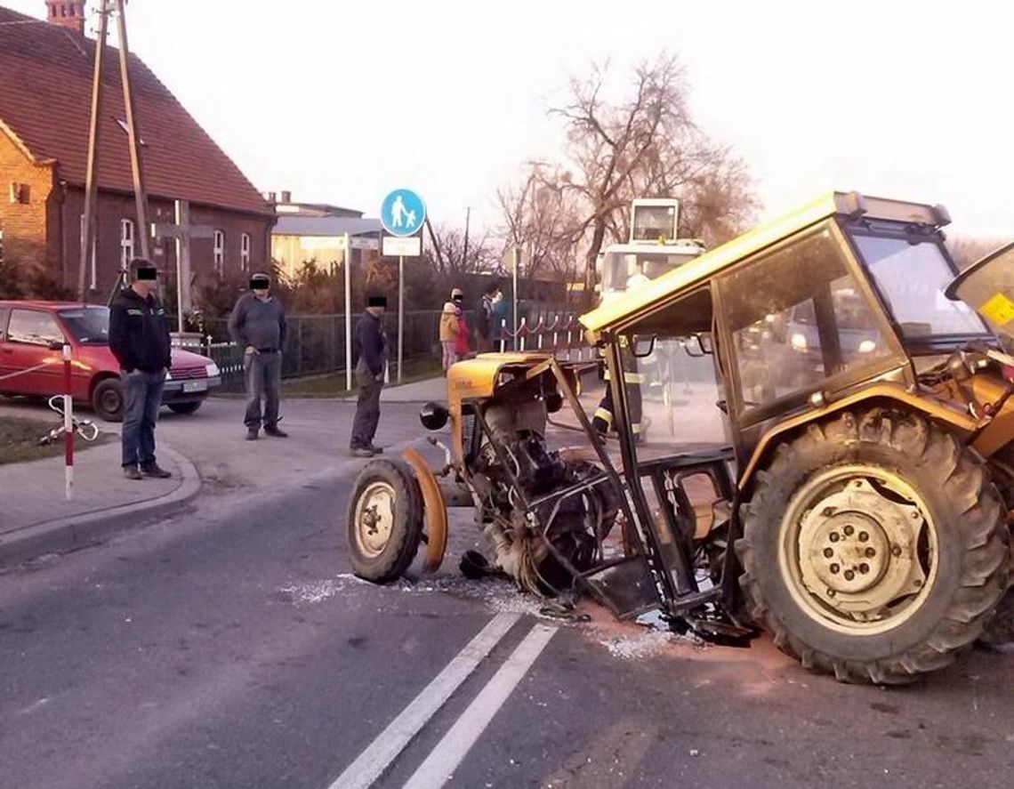 Cysterna staranowała ciągnik rolniczy. Traktor rozpadł się na dwie części ZDJĘCIA