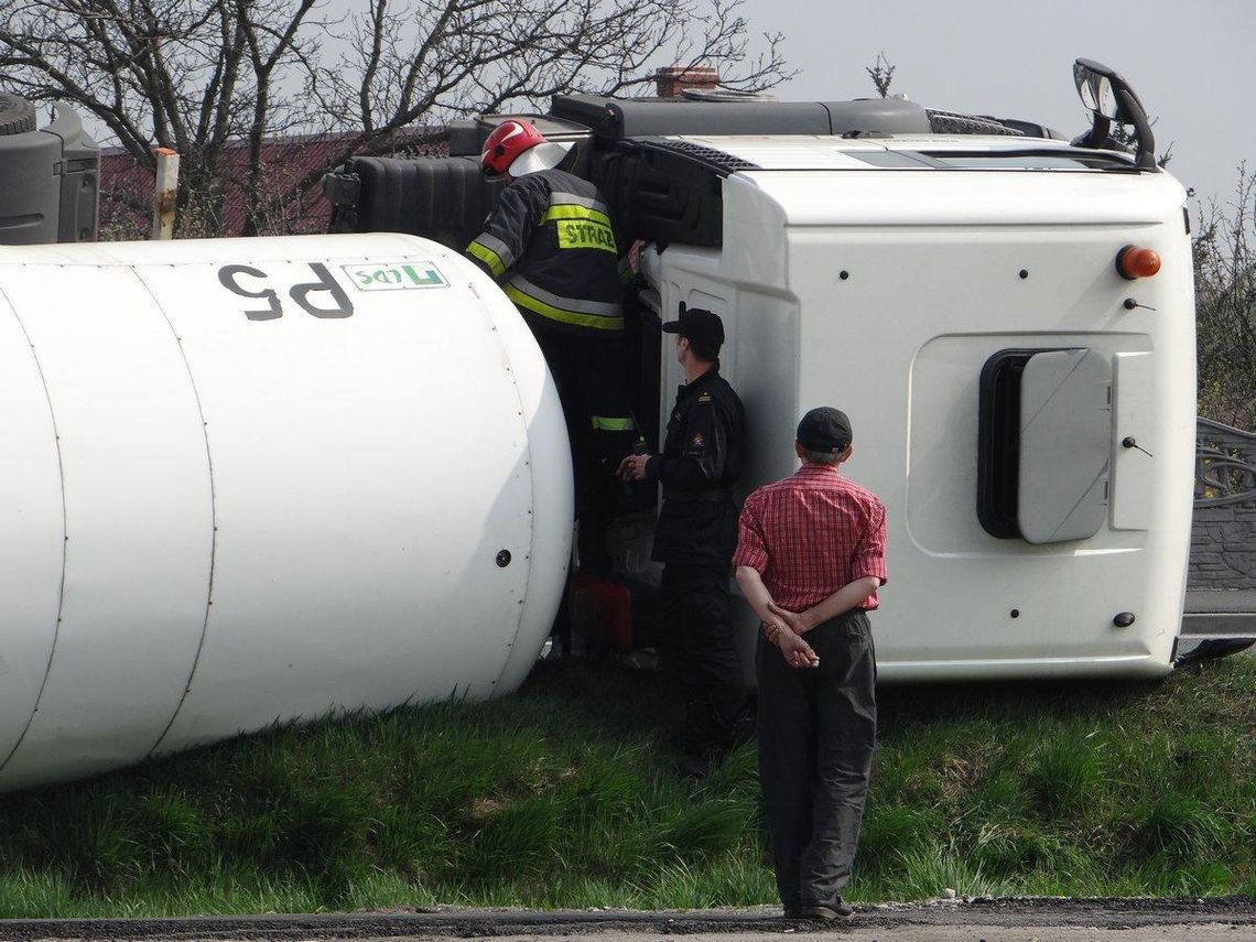 Cysterna z gazem przewróciła się do rowu. Zamknięta krajowa „25” ZDJĘCIA