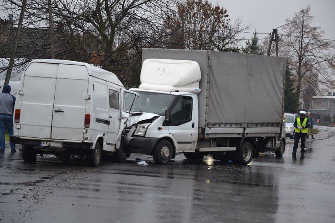 Czołowe zderzenie busa z dostawczakiem ZDJĘCIA