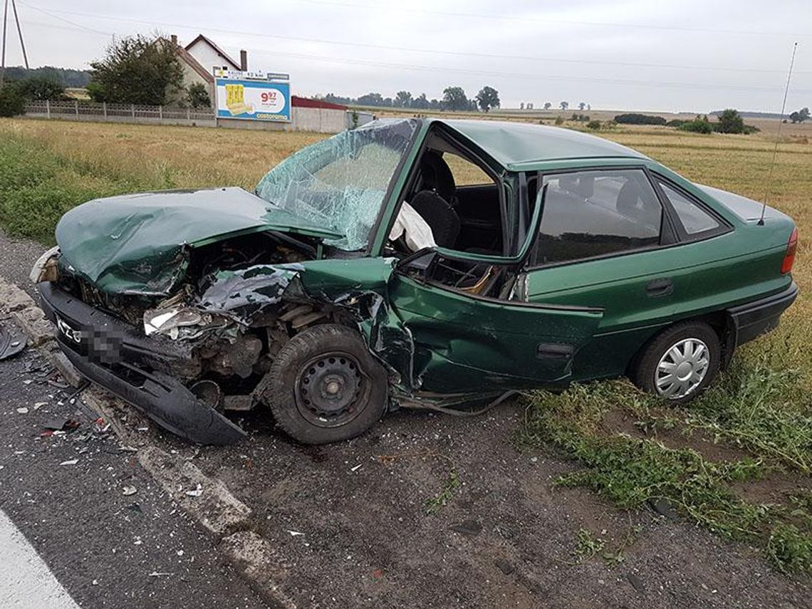 Czołowe zderzenie na DK 25. Trzy osoby ranne ZDJĘCIA