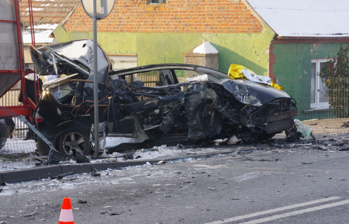Czołowe zderzenie na krajówce. Osobówka zmiażdżona, kierowca w szpitalu