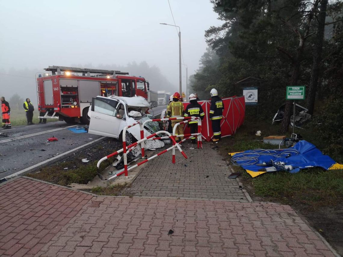 Czołowe zderzenie na krajowej ,,11’’. Zginął emerytowany strażak, ranne dwie osoby