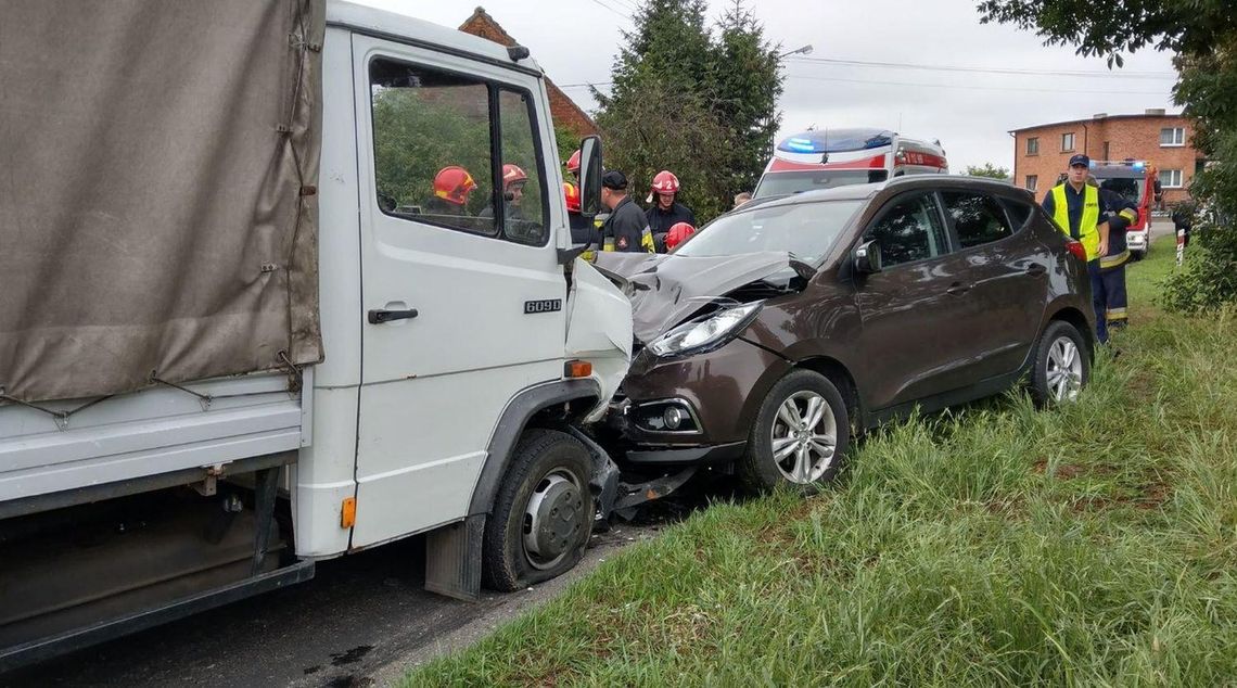 Czołowe zderzenie na prostej drodze ZDJĘCIA