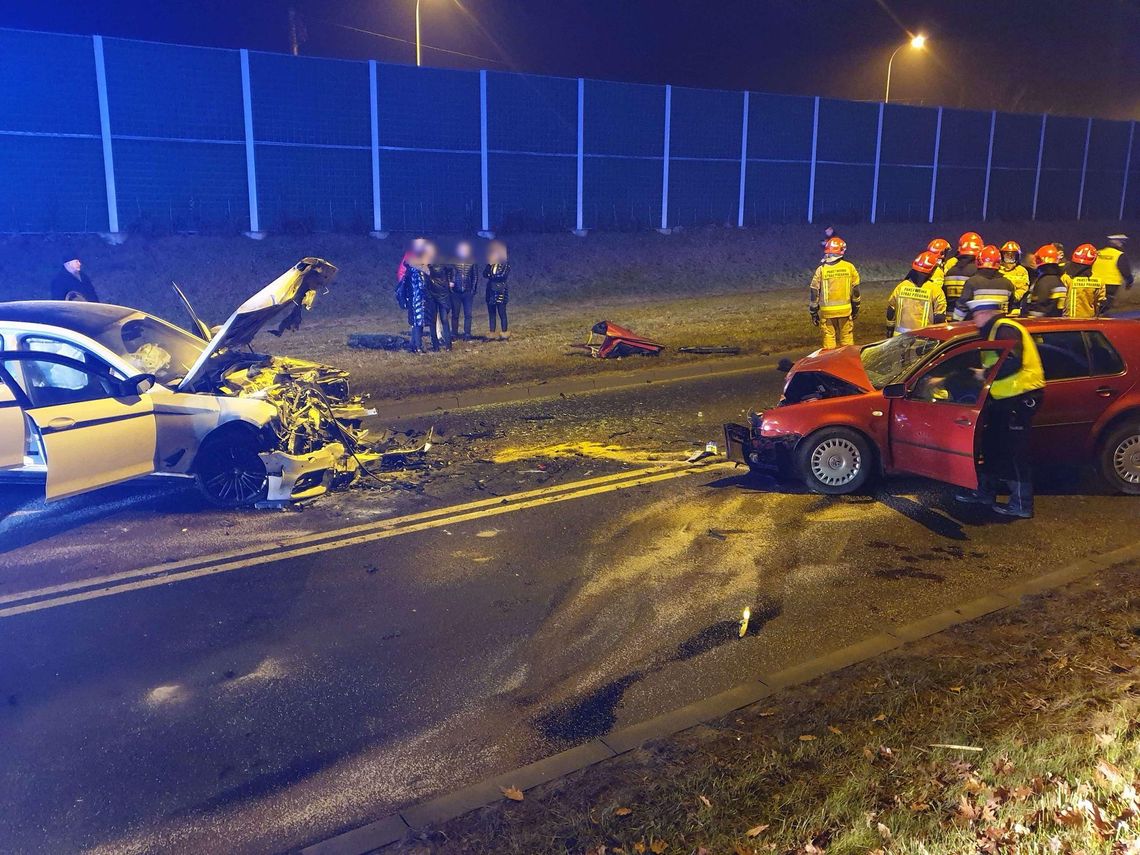 Czołowe zderzenie na ul. Piłsudskiego. Kilka osób poszkodowanych, sprawca pijany ZDJĘCIA