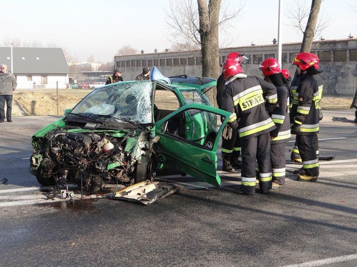 Czołowe zderzenie na Wrocławskiej ZDJĘCIA